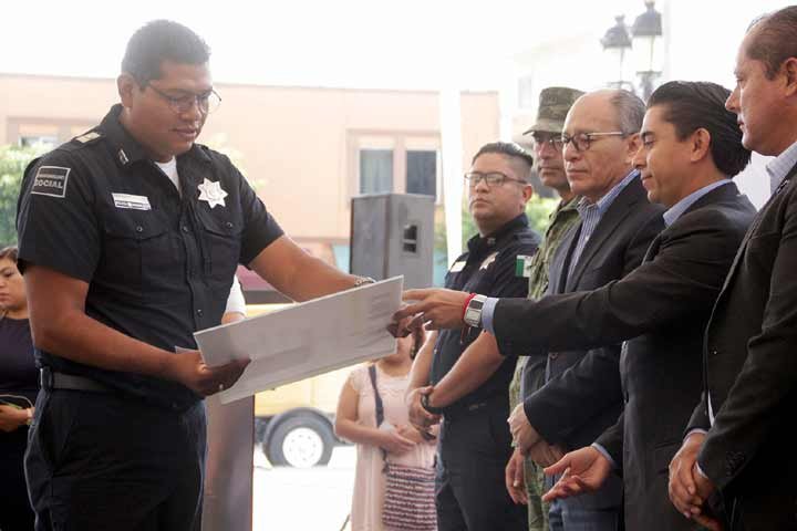 Entrega Roberto Sosa estímulos de capacitación y evaluación a policías de Corregidora